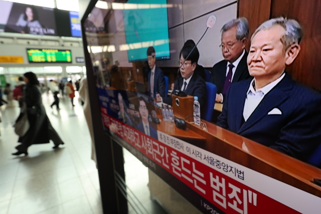 2024년 12·3 비상계엄 선포 당시 언론사 단전·단수 지시를 전달하는 등 내란에 가담한 혐의로 기소된 이상민 전 행정안전부 장관의 1심 선고가 열린 2월 12일 서울역에 관련 뉴스가 방송되고 있다.[연합뉴스 사진]