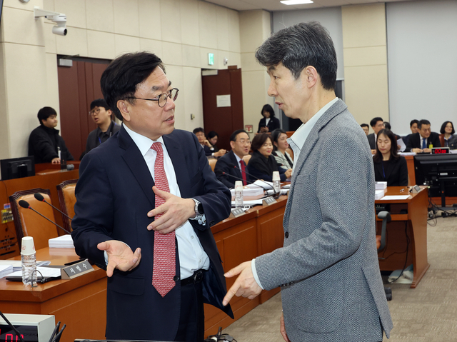 지난 12일 국회에서 열린 행정안전위원회 전체 회의에서더불어민주당 윤건영 간사(오른쪽)와 국민의힘 서범수 간사가 충남대전, 전남·광주, 대구경북 지역의 행정통합을 위한 특별법과 관련, 얘기를 나누고 있다. [연합뉴스]