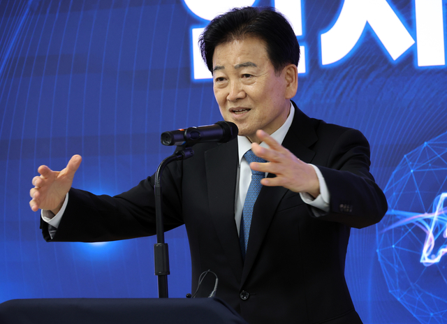 통일부 장관인 정동영 더불어민주당 의원(전북 전주병)이 지난 2월 13일 ‘전북대학교 피지컬AI 실증랩’을 찾아 인사말을 하고 있다.[연합뉴스 사진]