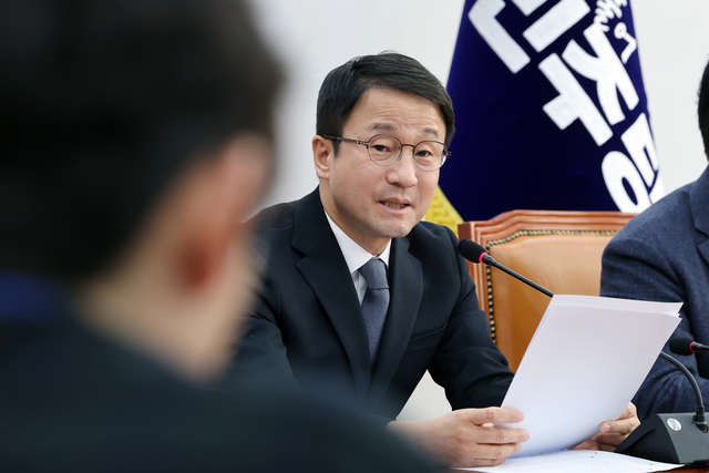 한병도 더불어민주당 원내대표가 18일 국회에서 설 민심 및 향후 과제 관련 기자간담회를 갖고 있다. [연합뉴스]