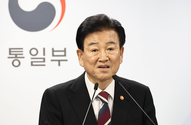 정동영 통일부 장관이 18일 서울 종로구 정부서울청사 브리핑룸에서 대북 무인기사건 재발방지대책을 발표하고 있다. [연합뉴스]