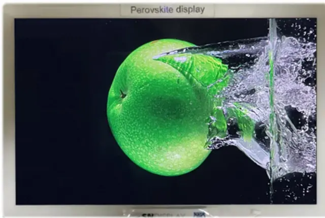 페로브스카이트  나노결정을 색변환 필름으로 제작해 적용한 태블릿 디스플레이 모습.