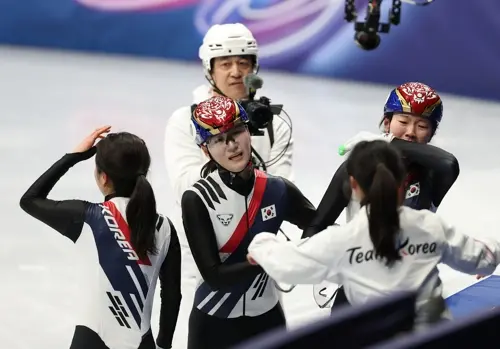 18일(현지시간) 이탈리아 밀라노 아이스스케이팅 아레나에서 열린 2026 밀라노-코르티나담페초 동계올림픽 쇼트트랙 여자 3000m 계주에서 금메달을 따낸 한국대표팀 심석희와 노도희가 눈물을 흘리고 있다.  [연합뉴스]