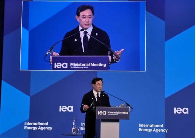 최윤범 고려아연 회장이 지난 18일 프랑스 파리에서 열린 국제에너지기구(IEA) 각료이사회 중 개최된 ‘정부-산업계 토론회: 핵심광물 공급망’ 세션에서 발언하고 있다. 고려아연 제공