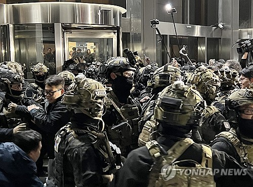 국회 진입 시도하는 계엄군 [연합뉴스 자료사진]