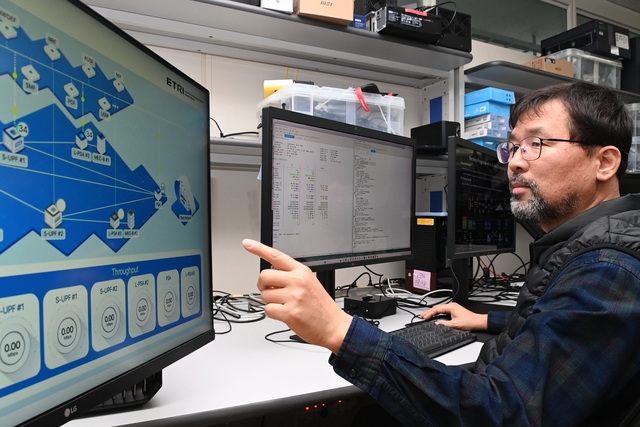 ETRI 연구진이 지능형 서비스 프로그래머블 모바일 코어 네트워크 기술에 대해 설명하고 있다. ETRI 제공.