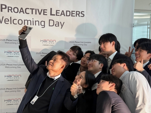 이수일(맨 왼쪽) 한온시스템 대표이사와 신입사원들이 지난 13일 경기 판교 본사 테크노플렉스에서 열린 ‘2026 프로액티브 리더스 웰커밍 데이’에서 셀카를 찍고 있다. 한온시스템 제공