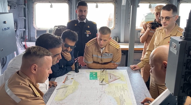 이란·러시아 합동 해군 훈련(PASSEX)을 위해 이란의 반다르 압바스 항에 도착한 러시아 초계함 ‘스토이키’에서 러시아와 이란 해군 장교들이 회의를 하고 있습니다. EPA 연합뉴스