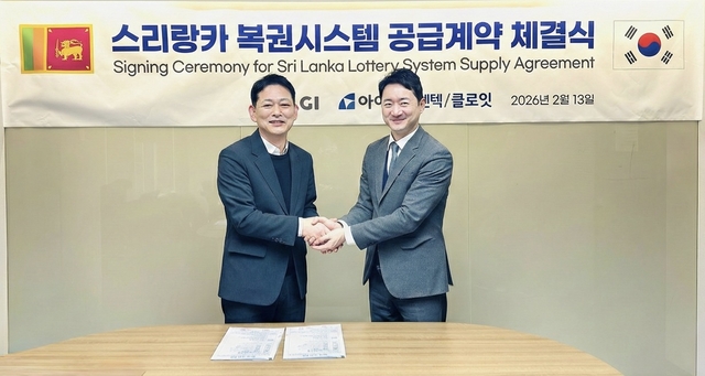 김윤관(왼쪽) 아이티센 본부장과 임정훈 SLGI 대표가 스리랑카 복권시스템 공급계약을 체결하고 악수하고 있다. 아이티센엔텍 제공
