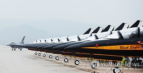 지난해 5월 9일 경기도 평택시 주한미공군 오산기지에서 열린 ‘오산 에어 파워 데이 2025 미디어데이’에서 블랙이글스 비행기 옆으로 F-16 전투기가 지나가고 있다. [평택=연합뉴스]