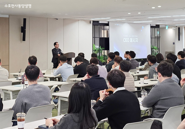 성대규 동양생명 대표이사가 지난 13일 열린 타운홀 미팅에서 경영 전략 방향 등에 대해 설명하고 있다. [동양생명 제공]