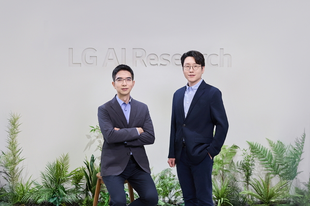 이홍락(왼쪽)·임우형 LG AI연구원 공동 연구원장. LG 제공