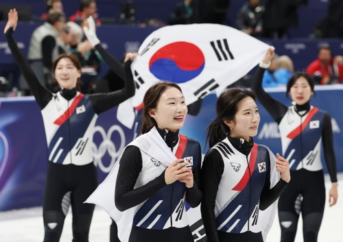 18일(현지시간) 이탈리아 밀라노 아이스스케이팅 아레나에서 열린 2026 밀라노-코르티나담페초 동계올림픽 쇼트트랙 여자 3000m 계주 결승에서 금메달을 따낸 한국 선수들이 세리머니를 하고 있다.  [연합뉴스]