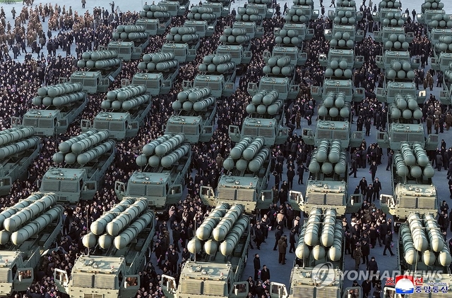 북한 조선중앙통신은 김정은 국무위원장 참석 하에 “군수노동계급이 조선노동당 제9차대회에 드리는 600mm 대구경 방사포 증정식이 2월 18일 평양 4.25문화회관 광장에서 성대히 거행됐다”고 보도했다. 연합뉴스