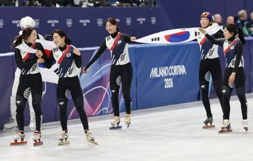 18일(현지시간) 이탈리아 밀라노 아이스스케이팅 아레나에서 열린 2026 밀라노-코르티나담페초 동계올림픽 쇼트트랙 여자 3000m 계주 결승에서 금메달을 따낸 한국 최민정(왼쪽부터)과 김길리, 노도희, 심석희, 이소연이 세리머니를 하고 있다.  [연합뉴스]