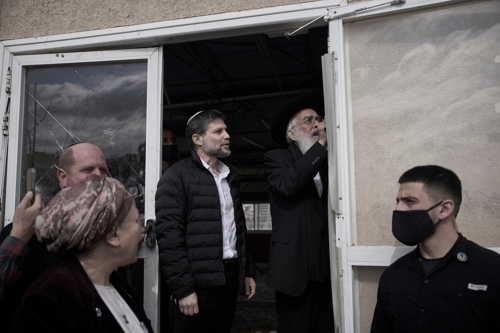 서안 내 이스라엘 정착촌 둘러보는 베잘렐 스모트리히 이스라엘 재무장관. AP 연합뉴스