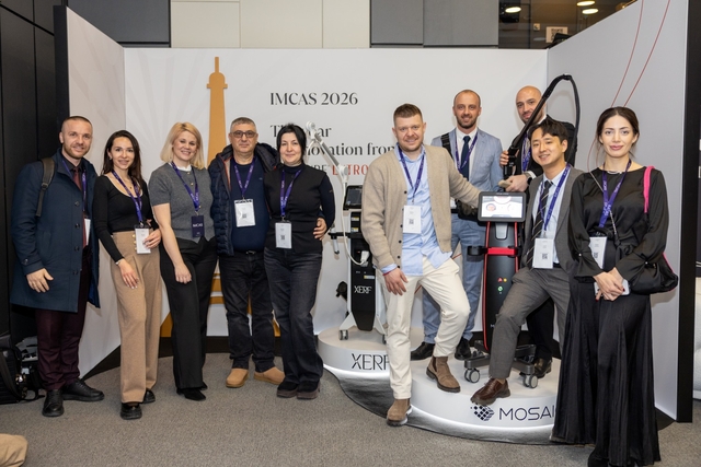 IMCAS 파리 2026에서 사이노슈어 루트로닉 관계자들이 단체사진을 찍고 있다. 사이노슈어 루트로닉  제공