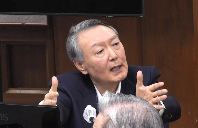 12·3 비상계엄 관련 내란 우두머리 혐의로 기소된 윤석열 전 대통령이 지난 2월 13일 서울 서초구 서울중앙지방법원 417호 형사대법정에서 열린 내란 우두머리 혐의 결심공판에서 최후진술하고 있다.[서울중앙지법 제공·연합뉴스]