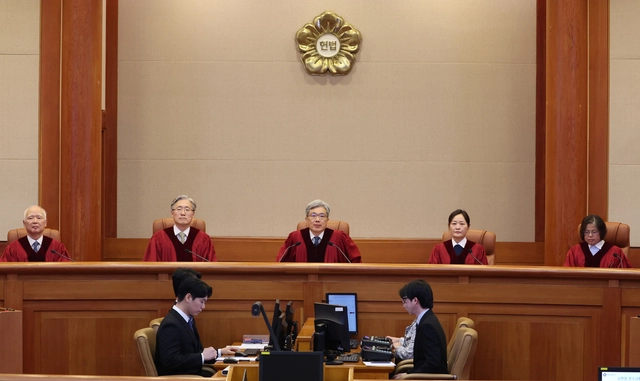 지난달 29일 서울 종로구 헌법재판소 심판정에서 열린 변호인 접견불허 위헌확인 헌법소원 선고기일에 김상환 헌법재판소장을 비롯한 헌법재판관들이 재판 시작을 기다리고 있다. [연합뉴스]
