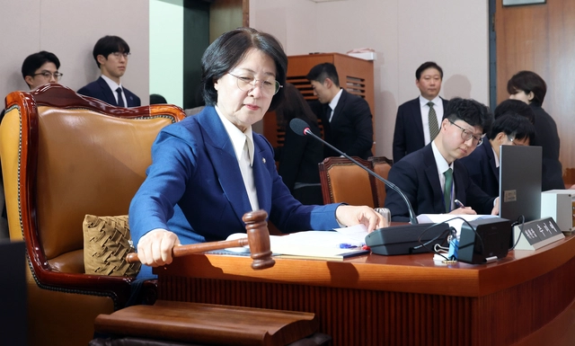 추미애 법사위원장이 지난 4일 국회에서 열린 법제사법위원회 전체회의에서 의사봉을 두드리고 있다. [연합뉴스]
