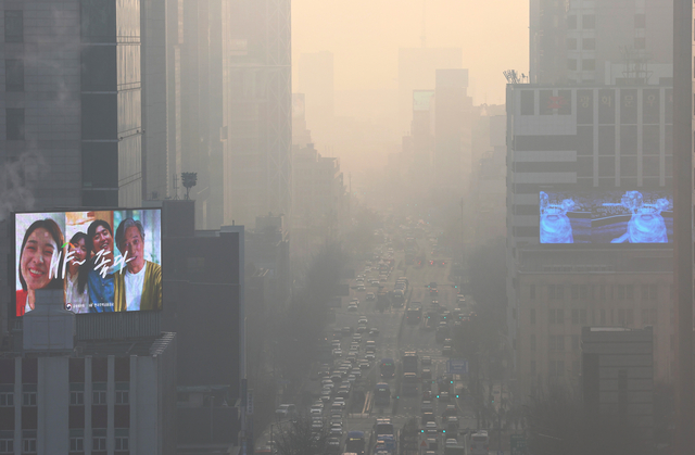 미세먼지와 초미세먼지 농도가 ‘나쁨’ 수준을 보이는 12일 서울 종로 일대가 뿌옇다. [연합뉴스]