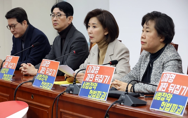 국회 법제사법위원회 소속 국민의힘 나경원 의원 등이 12일 국회에서 전날 더불어민주당 주도로 이른바 '재판소원법'과 '대법관증원법'이 통과된 것과 관련, 발언하고 있다. [연합뉴스]
