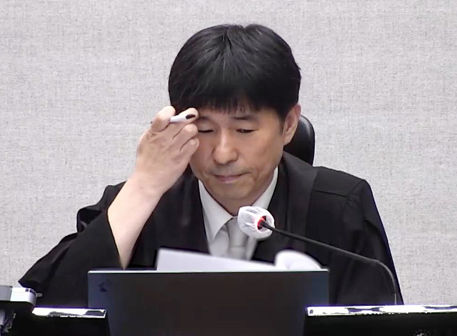 서울중앙지법 형사합의25부 지귀연 부장판사가 19일 서초구 서울중앙지방법원에서 열린 12·3 비상계엄 관련 윤석열 전 대통령의 내란 우두머리 혐의 1심 판결 선고 주문을 낭독하고 있다. [연합뉴스]