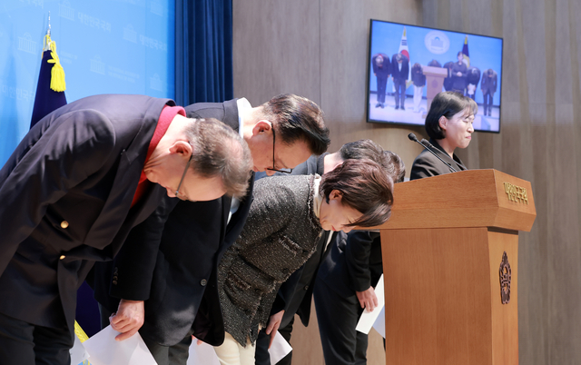 국민의힘 소장파 모임 '대안과 미래' 간사인 이성권 의원을 비롯한 소속 의원들이 19일 국회 소통관에서 윤석열 전 대통령이 내란 우두머리 혐의로 1심에서 무기징역을 선고받은 것과 관련해 불법 비상계엄 등에 대해 사과하며 고개를 숙이고 있다. [연합뉴스]
