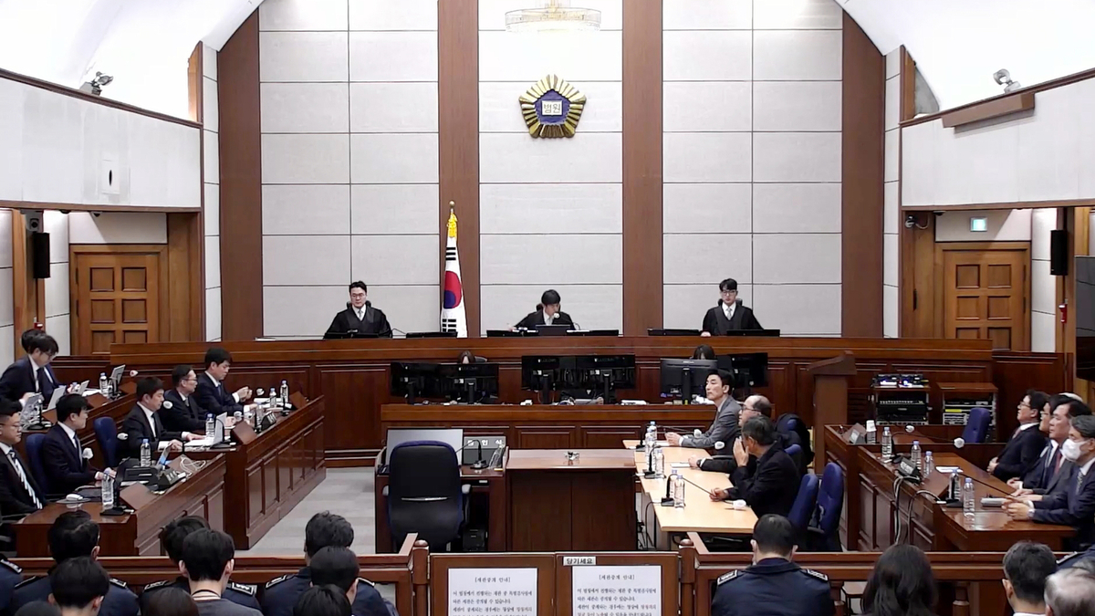 법원 “尹 계엄 사회적 비용 어마어마…명령 따른 공무원들 피눈물”