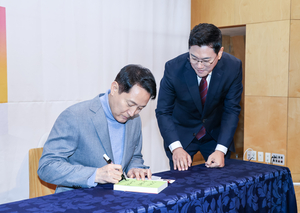 [포토] 오세훈 시장 사인 받는 오신환 전 의원