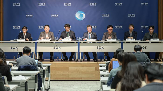 박경훈(왼쪽부터) 한국은행 모형전망팀장, 윤용준 물가동향팀장, 이지호 조사국장, 김웅 부총재보, 박창현 조사총괄팀장, 박병걸 국제무역팀장, 박세준 국제종합팀장이 26일 오후 서울 중구 한국은행에서 열린 경제전망 설명회에 참석했다. [한국은행 제공]
