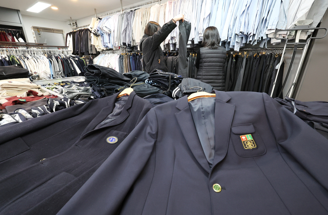 정부, 정장형 교복 폐지 유도…학원비 제재도 강화