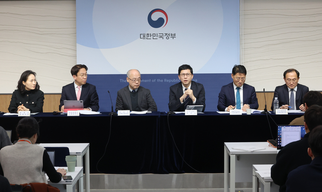 정부, 정장형 교복 폐지 유도…학원비 제재도 강화