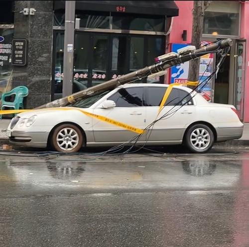 통신주 쓰러짐 사고  [독자 제공=연합뉴스]