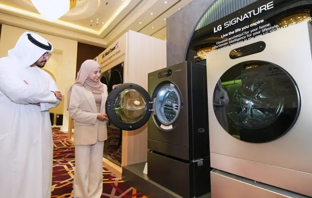 LG전자가 지난달 아랍에미리트(UAE) 아부다비에서 연 ‘LG 이노페스트’ 행사서 중동·아프리카 주요 거래선을 초청해 ‘LG 시그니처’ 대용량 세탁기·건조기를 소개하고 있다. LG전자 제공