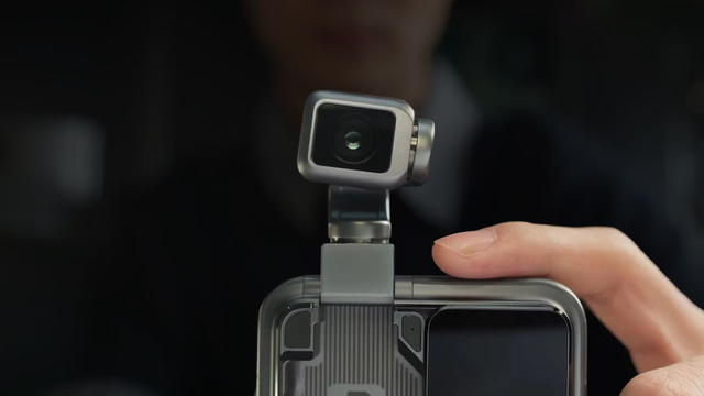 로봇팔이 탑재된 아너의 로봇폰. 아너 제공