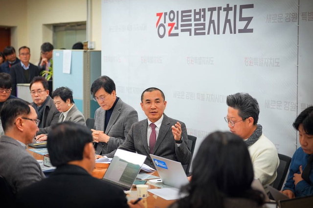 김진태 강원특별자치도지사가 지난 2월 23일 전남광주행정통합특별법 국회 본회의 상정을 앞두고 기자간담회를 열어 현재 마련돼 있는 강원·세종·전북·제주 특별자치시도 소관 특별법 개정안 통과를 촉구하고 있다.[김진태 강원특별자치도지사 페이스북 사진]