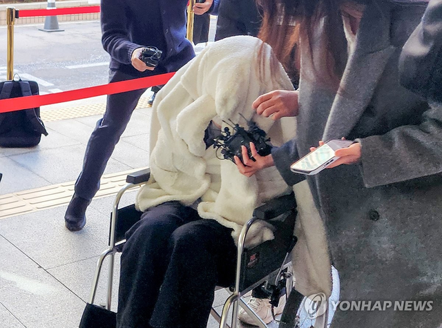 약에 취한 상태로 SUV 차량을 몰고 반포대교를 달리다 한강 둔치로 추락한 운전자 A씨 모습. 연합뉴스