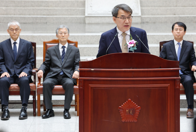 노태악 대법관이 3일 서초동 대법원에서 열린 퇴임식에서 퇴임사를 하고 있다. 왼쪽은 조희대 대법원장과 천대엽 대법관. 연합뉴스
