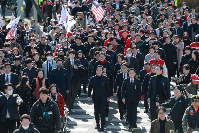 국민의힘 장동혁 대표가 3일 국회에서 '사법독립 헌정수호를 위한 대국민 호소 국민대장정 규탄대회' 출정식을 마치고 청와대로 행진하고 있다. 연합뉴스
