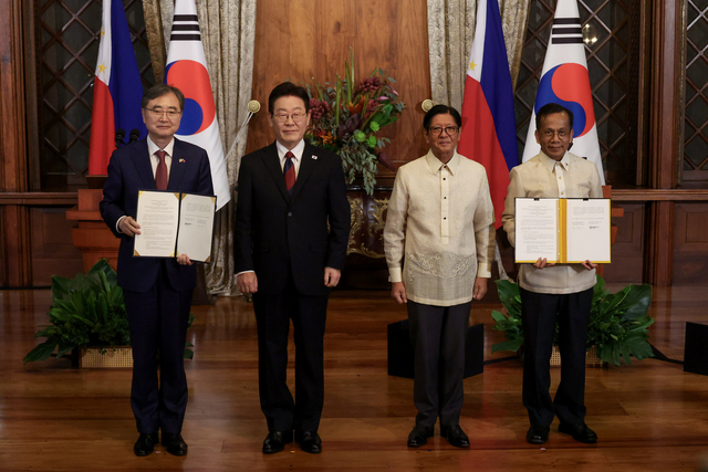 조현 외교부 장관과 아르세니오 발리사칸 필리핀 경제기획개발부 장관이 3일 필리핀 마닐라 말라카냥궁에서 이재명 대통령과 페르디난드 마르코스 대통령이 참석한 가운데 기술·디지털·혁신 개발협력에 관한 MOU를 체결한 뒤 기념촬영을 하고 있다. 연합뉴스