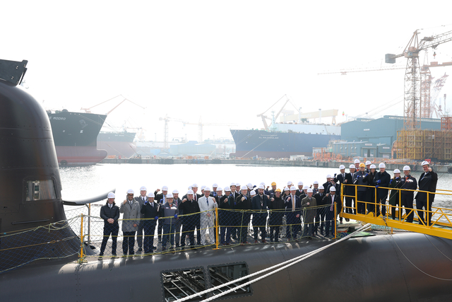 스티븐 퓨어 캐나다 국방조달 특임장관과 캐나다 기업인 29명 등이 지난달 2일 한화오션 거제사업장을 방문해 캐나다 CPSP 사업에 제안한 장보고-III 배치-II 선도함인 장영실함에 승함하는 등 생산시설을 돌아보고 있다. 한화오션 제공.