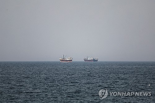 이란 위협에 호르무즈 해협에 발이 묶인 선박들. [로이터=연합뉴스]