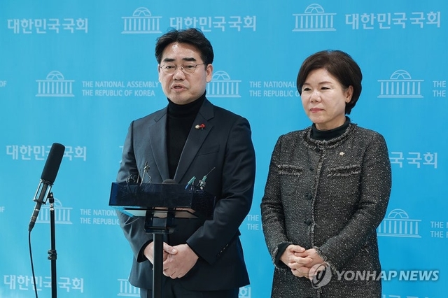 국민의힘 소장파 ‘대안과미래’ 간사인 이성권 의원(왼쪽)과 조은희 의원이 4일 국회 소통관에서 송언석 원내대표, 장동혁 대표와 차례로 면담한 내용을 발표하고 있다. 연합뉴스