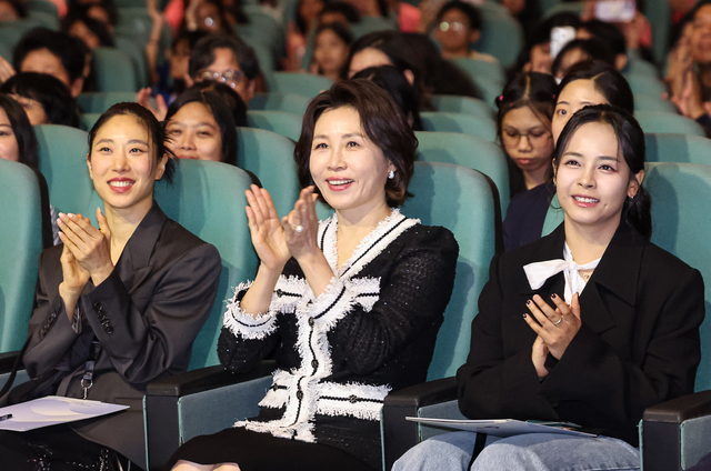 이재명 대통령과 필리핀을 국빈방문한 김혜경 여사가 4일 마닐라 메트로폴리탄 극장에서 ‘모두의 케이팝’ 공연을 관람하고 있다.   [연합뉴스]