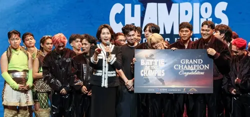 이재명 대통령과 필리핀을 국빈방문한 김혜경 여사가 4일 마닐라 메트로폴리탄 극장에서 열린 ‘모두의 케이팝’ 행사에서 시상 후 발언을 하고 있다.   [연합뉴스]