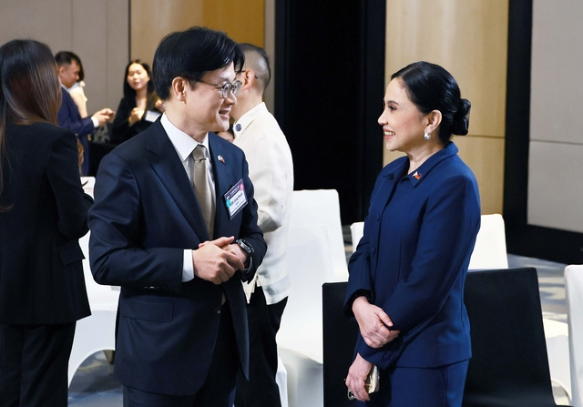 김정관 산업통상부 장관은 4일(현지시간) 필리핀 마닐라 콘래드호텔에서 이재명 대통령 필리핀 국빈 방문 계기에 크리스티나 A. 로케(Cristina A. Roque) 필리핀 통상산업부 장관이 임석한 가운데 한-필리핀 비즈니스 포럼 계기에 원전·조선·소비재 등 7건의 업무협약 체결식에 임석했다. [산업부 제공]