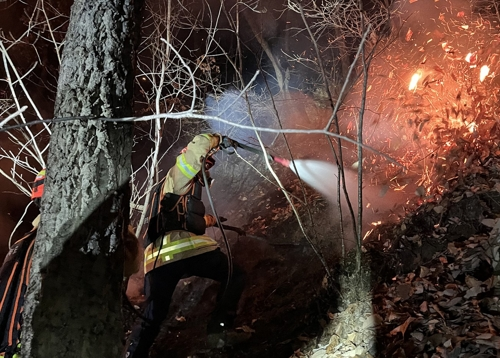 지난 25일 오후 경북 영주시 안정면 용산리 야산에 공군 전투기가 추락하면서 발생한 산불을 소방당국이 진화하고 있다.  [경북소방본부 제공, 영주=연합뉴스]