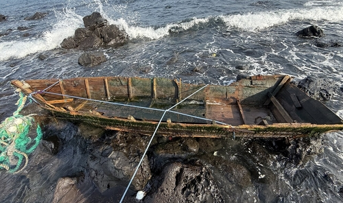 제주 애월읍에서 발견된 목선 [제주해양경찰청 제공]
