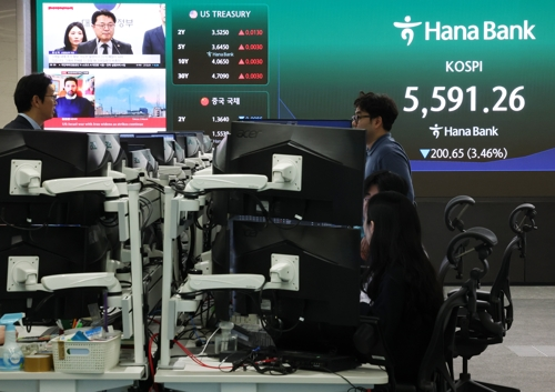 4일 중구 하나은행 본점 딜링룸 전광판에 실시간 코스피가 표시돼 있다.  [연합뉴스]